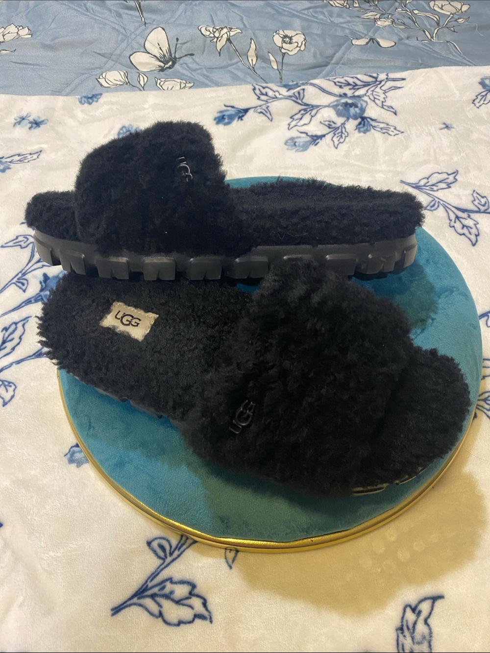 UGG Women’s Black Fluff Slide Slippers size 8 EUC